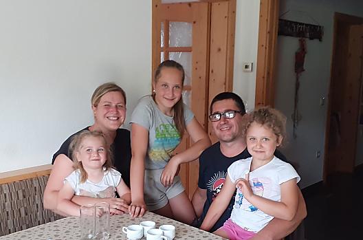 Naše rodina: farmář Isidor a jeho žena Elisabeth s dcerami Annou, Lenou a Miou. 