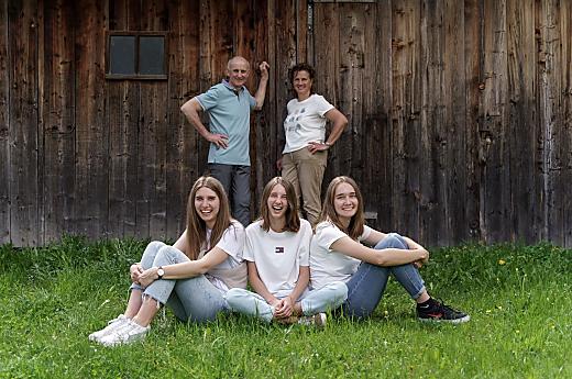 Rodina Pallhuberových Thomas a Silvia se svými třemi dcerami Tamarou, Denisou a Carmen
