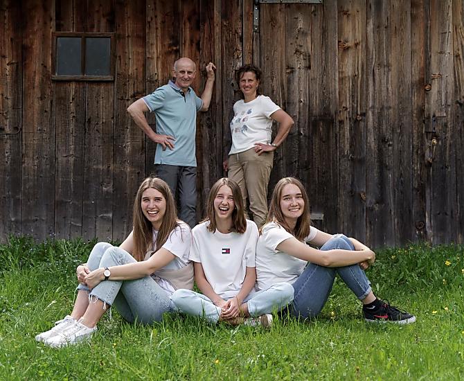 Rodina Pallhuberových Thomas a Silvia se svými třemi dcerami Tamarou, Denisou a Carmen