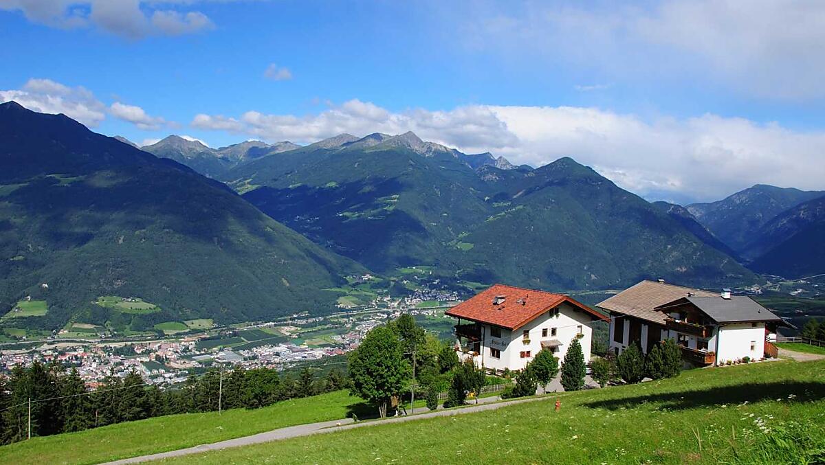 Gasserhof s výhledem na údolí Eisacktal.