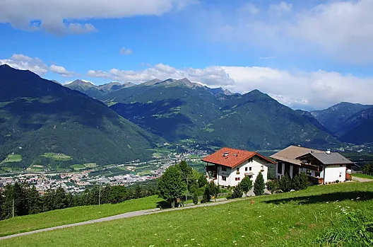 Gasserhof s výhledem na údolí Eisacktal.