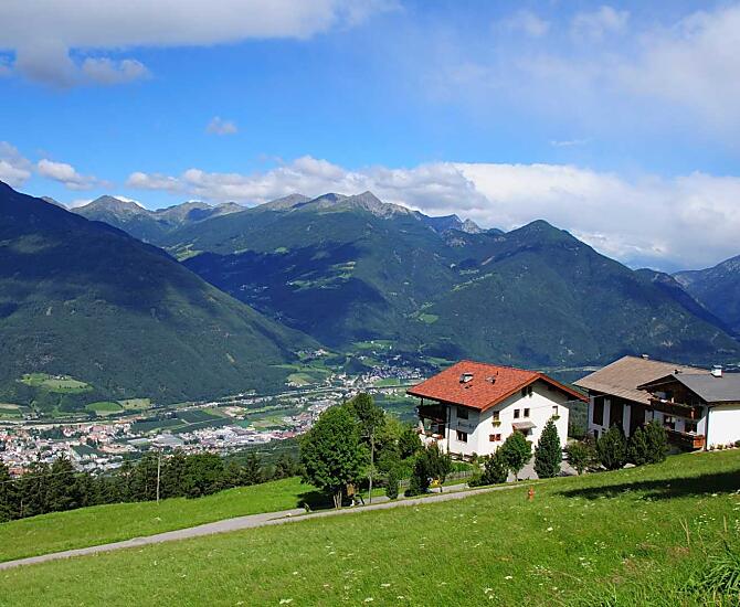 Gasserhof s výhledem na údolí Eisacktal.