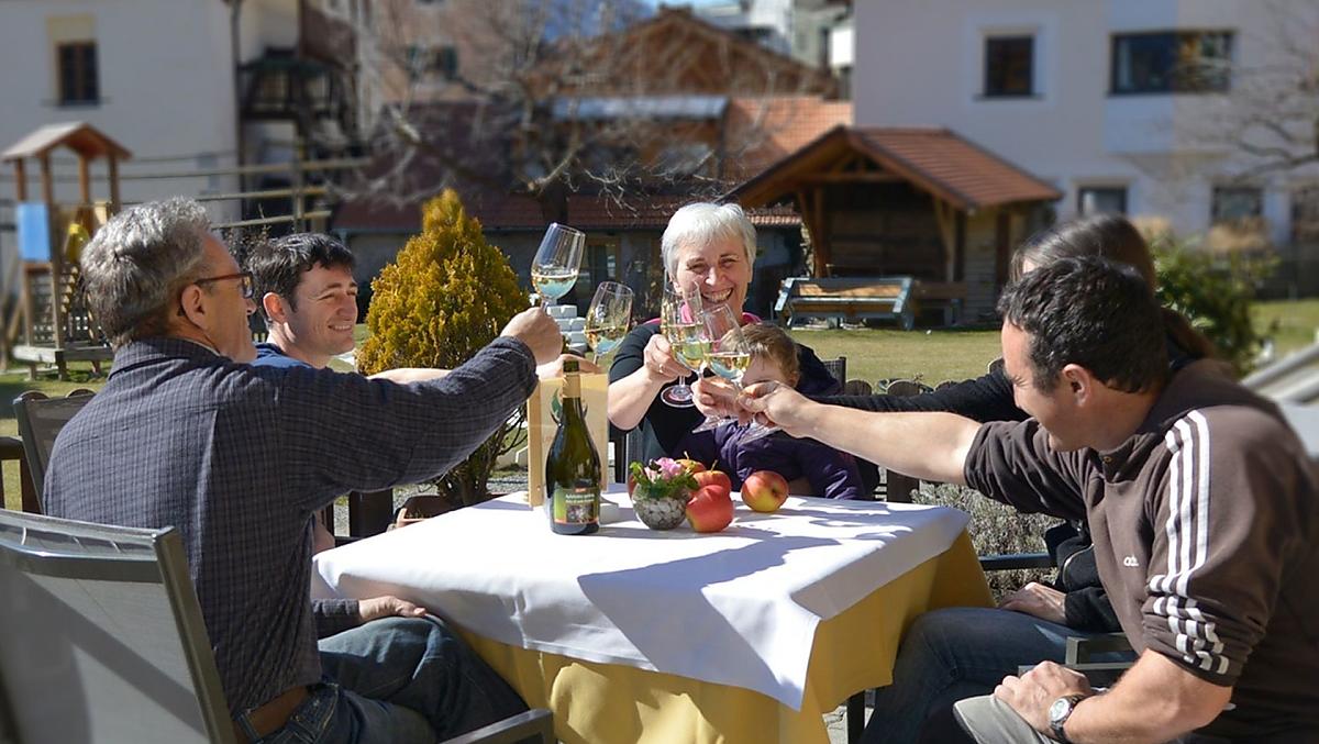 Rodina Villových se sklenkou cideru