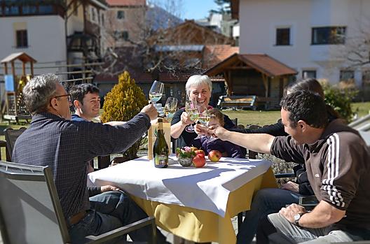 Rodina Villových se sklenkou cideru