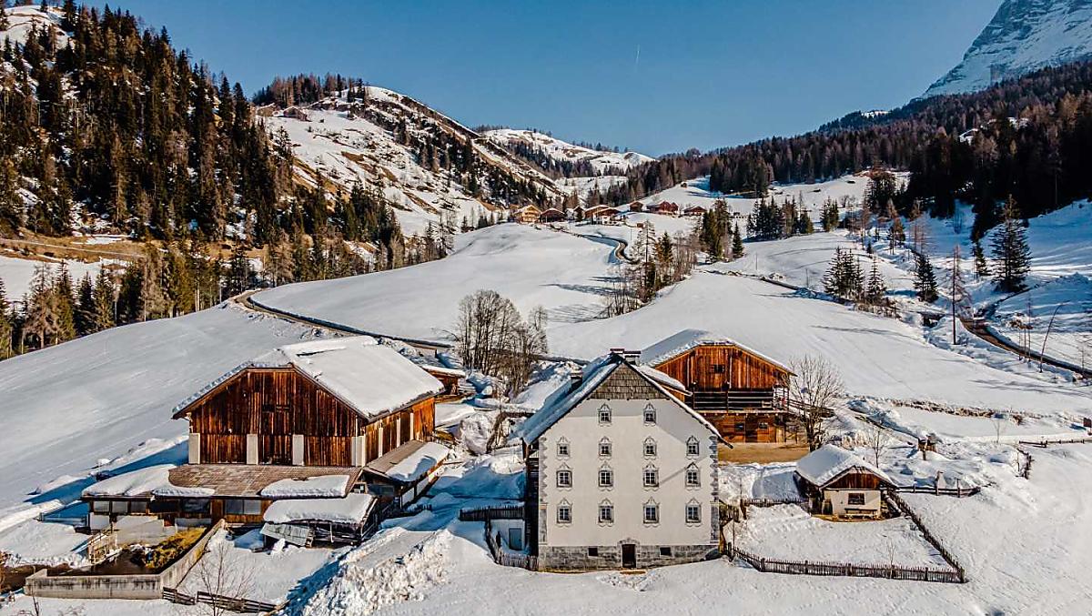 Vzácne krásná krajina vám nadelí nezapomenutelné zážitky, jako je peší turistika, chuze na snežnicích, sánkování, ...