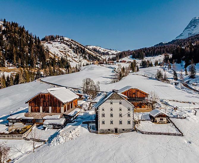 Vzácne krásná krajina vám nadelí nezapomenutelné zážitky, jako je peší turistika, chuze na snežnicích, sánkování, ...