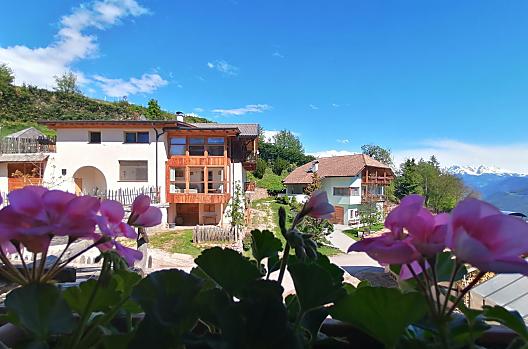 Statek a dum s rekreacními apartmány