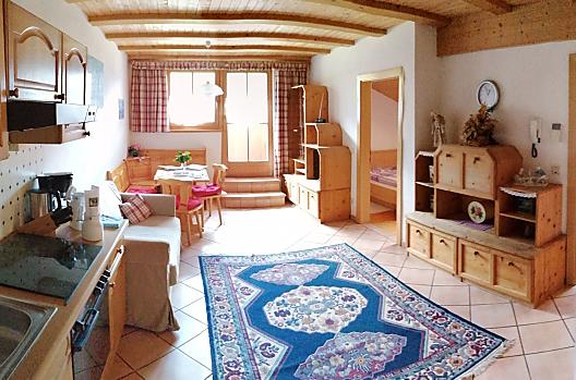 Útulný obývací pokoj velkého apartmánu s balkonem