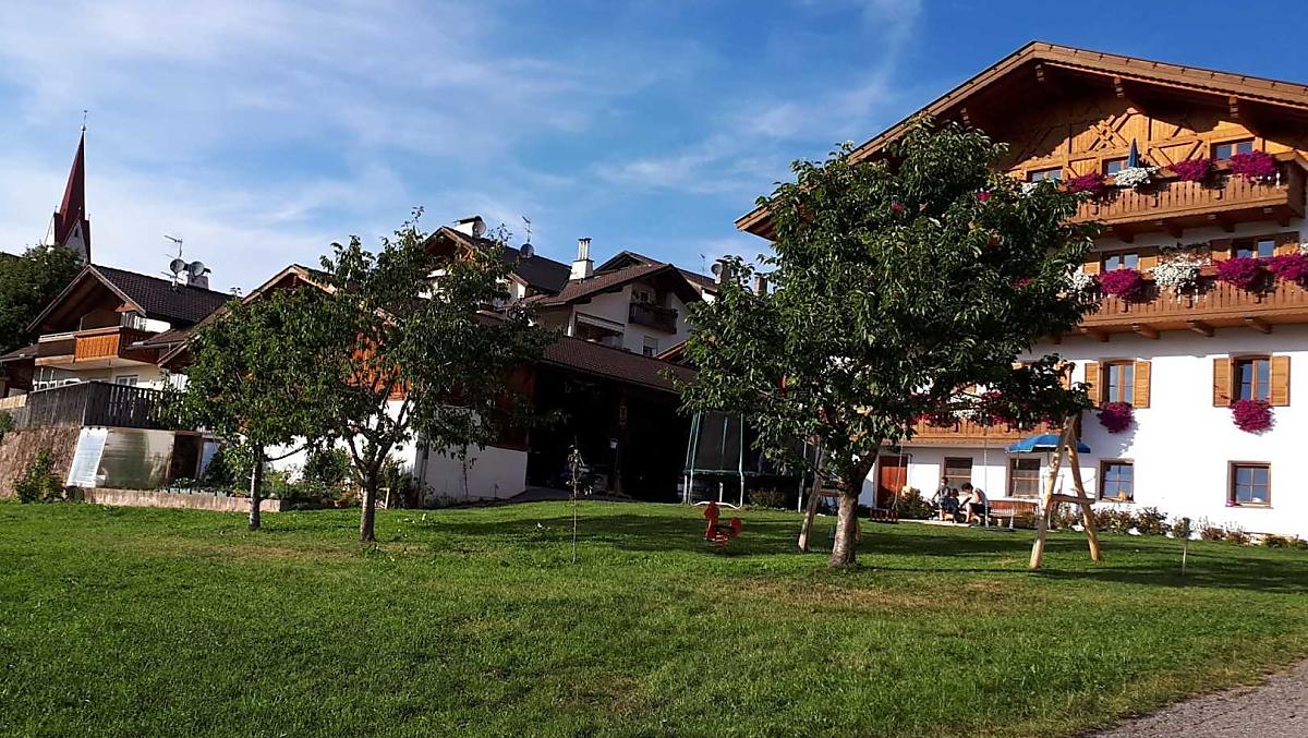 Dvur s detským hrištem a trávníkem na opalování