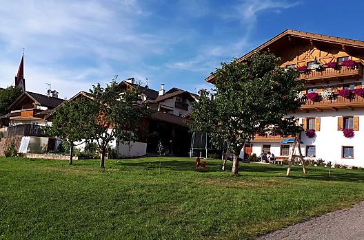 Dvur s detským hrištem a trávníkem na opalování