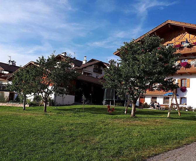 Dvur s detským hrištem a trávníkem na opalování