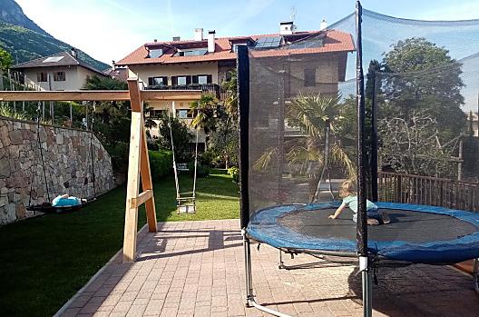 Prostorná zahrada s houpačkami, trampolínou, stolním tenisem a stolním fotbalem.