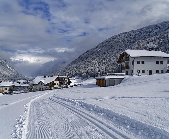 Náš statek s výhledem do údolí Antholz. Pokud jsou dobré snehové podmínky, mužete na bežkarskou trat vyjet prímo z apartmánu.