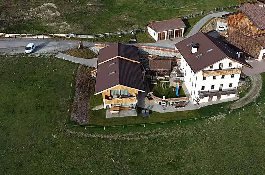 Statek a rekreační dům jsou vedle sebe.
