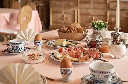 Naše bohatá snídane se podává v borové svetnici