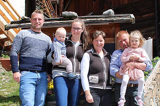 Andrea en Erich Müller met hun zoon Patrick en zijn vrouw Gundi en hun kinderen