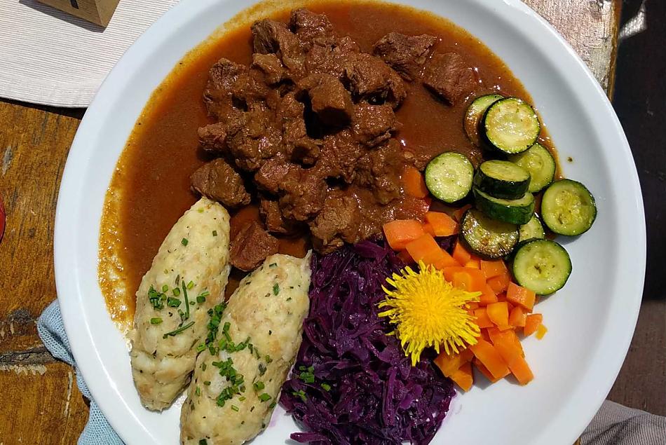 knoedels met goulash