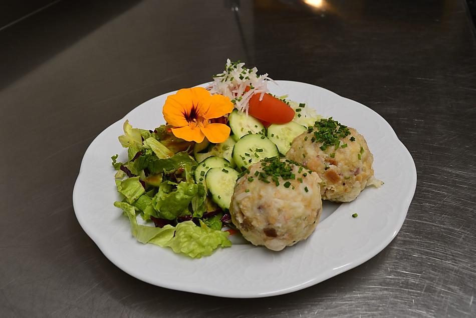 Knoedels met salade