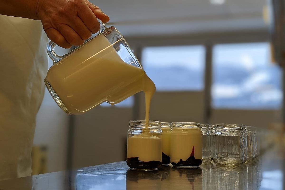 Onze eigen yoghurt wordt in glazen potten gevuld.