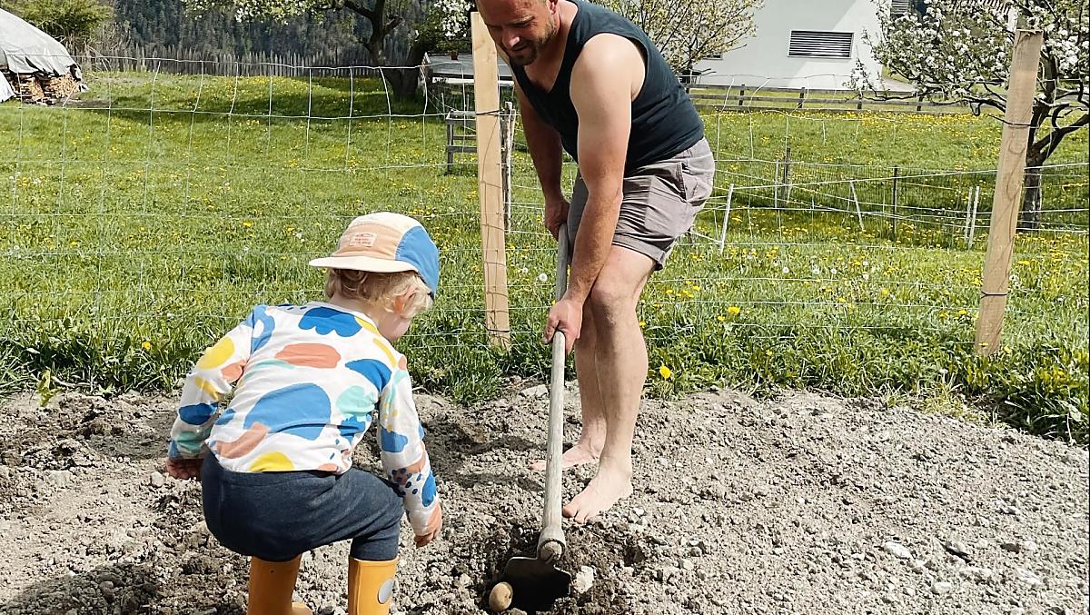 „Pěstování brambor“ s farmářem Hannesem.