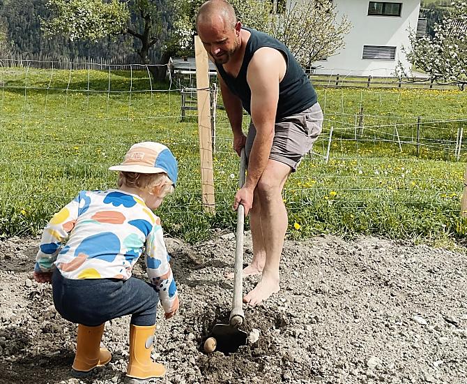 „Pěstování brambor“ s farmářem Hannesem.