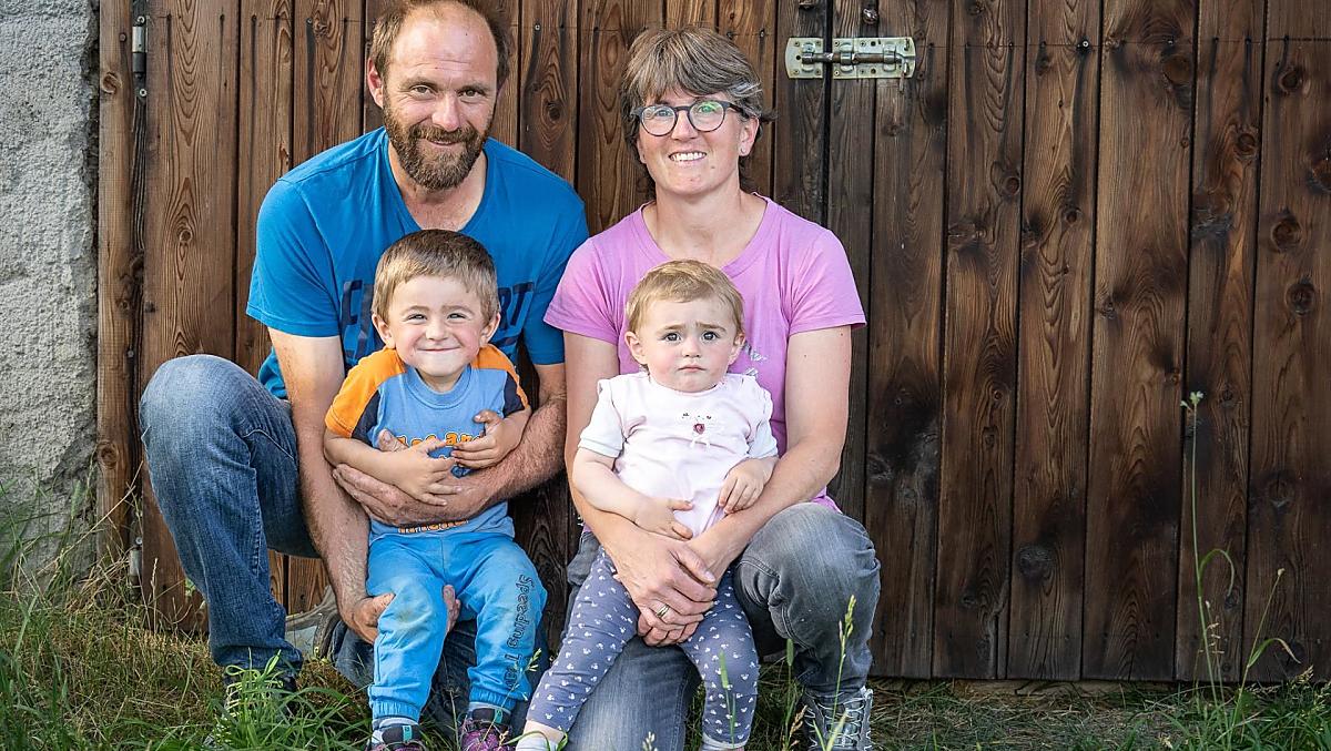 Rodinný snímek: Farmářka Daniela, farmář Alex s Benjaminem a Milenou