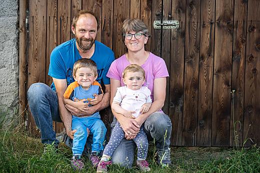 Rodinný snímek: Farmářka Daniela, farmář Alex s Benjaminem a Milenou