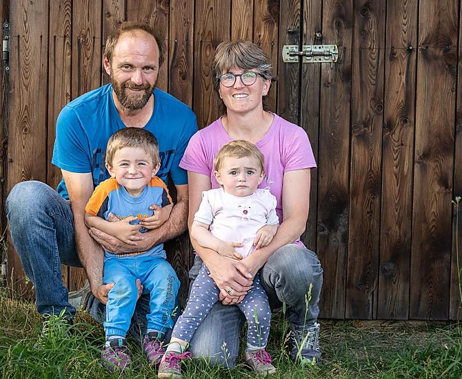 Rodinný snímek: Farmářka Daniela, farmář Alex s Benjaminem a Milenou