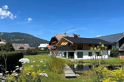 Náš nový dřevěný dům. Nachází se tam Chalet Anima.