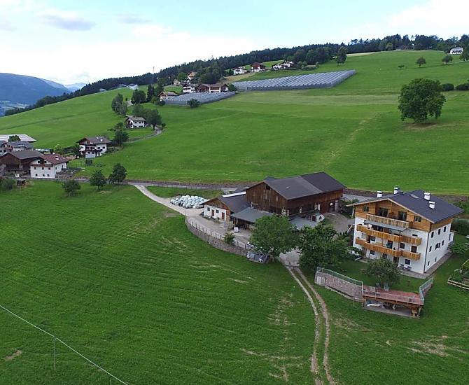V léte je na statku rušno. Louky jsou posecené, na zahrade se pracuje. Nesmí chybet ani peší turistika a koupání.