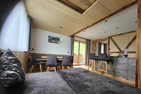 Wohnzimmer mit Kletterwand für Geübte und nicht Geübte