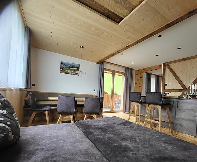 Wohnzimmer mit Kletterwand für Geübte und nicht Geübte