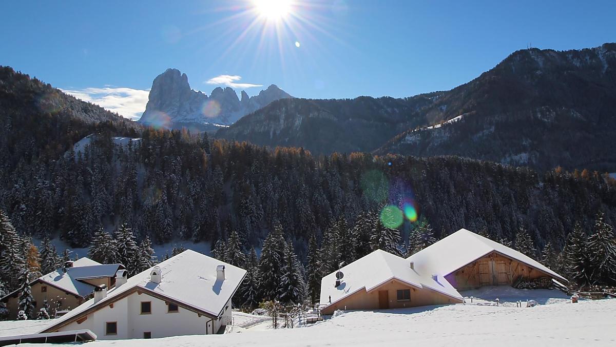 Celá naše farma se stodolou, rekreačním domem a statkem a krásným výhledem na Dolomity.