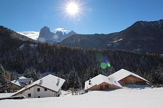 Celá naše farma se stodolou, rekreačním domem a statkem a krásným výhledem na Dolomity.