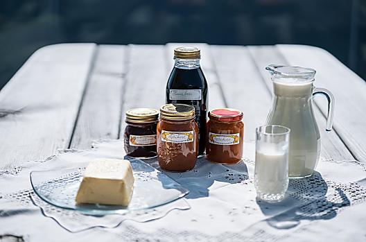 Domácí marmeláda, máslo a farmářské mléko