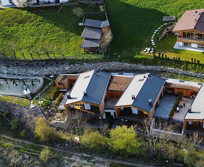 Naše tři přírodní chaty s přírodním koupacím jezírkem