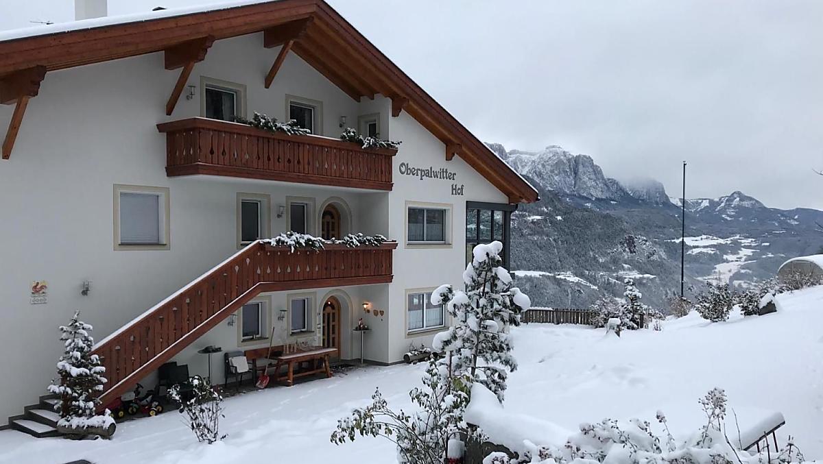 Lyžování, sáňkování, běžky, zimní turistika v nedalekých Dolomitech. Krásná zimní krajina v horách.