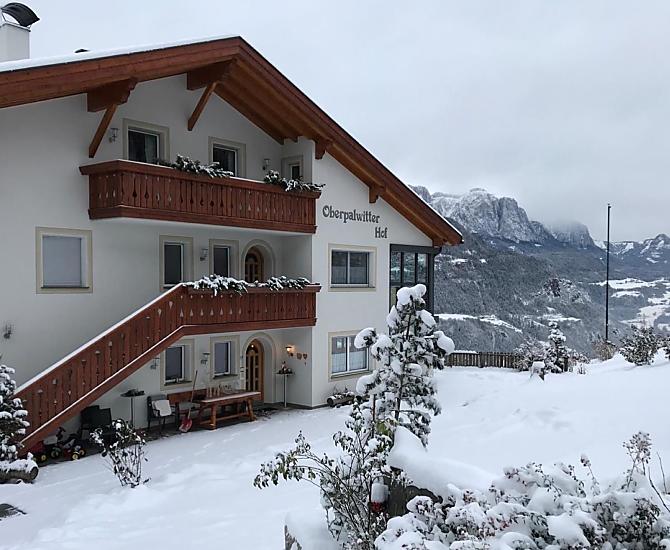 Lyžování, sáňkování, běžky, zimní turistika v nedalekých Dolomitech. Krásná zimní krajina v horách.