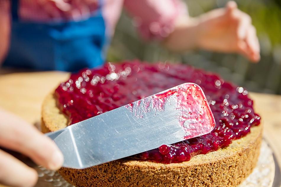 Boekweitkoek met zelfgemaakte rode bessenjam.
