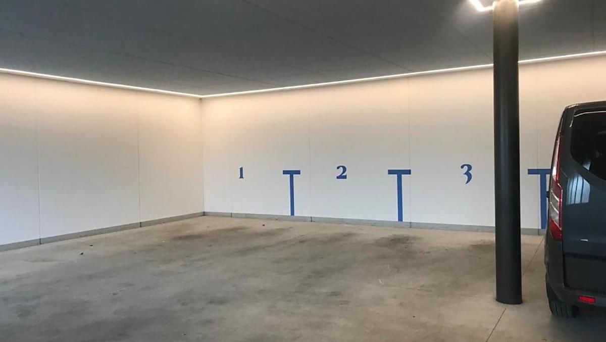 Parkovací stání v garáži. Dále je zde lyžárna se sušákem lyží.