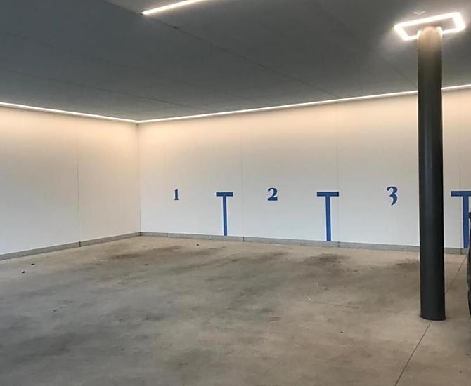 Parkovací stání v garáži. Dále je zde lyžárna se sušákem lyží.