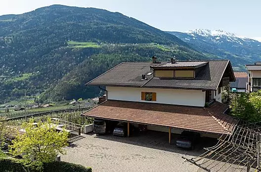 Vstup do dvora s krytým parkovacím stáním