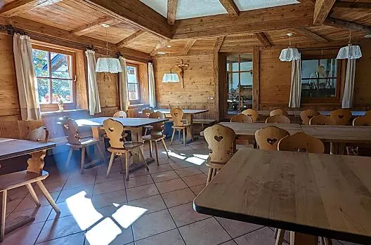 De gelambriseerde eetkamer van het Obermoserhof.