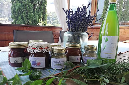 Složky bylinné soli jsou: jodizovaná mořská sůl, rozmarýn, tymián, majoránka, oregano a šalvěj. Také domácí ovocné pomazánky a jablečný džus.