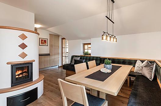 Kuchyn v rekreacním apartmánu Wiesenruh s prímým vstupem na terasu s ranním sluncem.