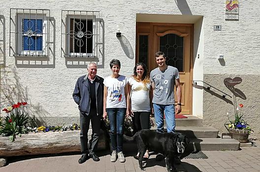 Rodina Mittermair: starší zemědělec Albert s Marií a zemědělec Markus s Anitou