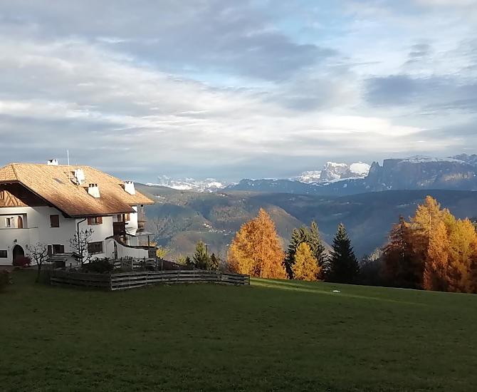 Záře barev na podzim se sněhem na horách