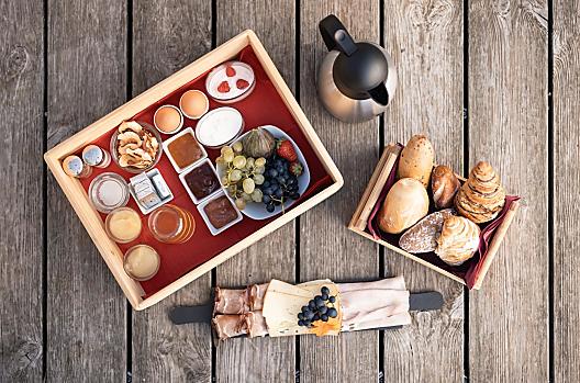 Naše snídaňová bedýnka plná chutných domácích dobrot a regionálních produktů.