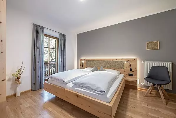 Schlafzimmer in Zirbe