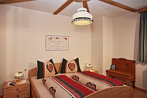 Schlafzimmer mit Holzboden und Möbeln in Fichte Massivholz